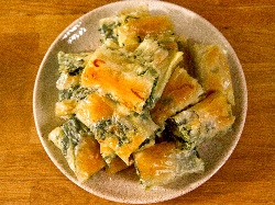 Вита баница от готови одрински кори със спанак, сирене, кисело мляко, яйца и сода - снимка на рецептата